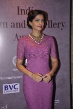 Sonam Kapoor at India Gem and Jewellery Awards in NCPA, Mumbai on 5th Oct 2013 (20).JPG